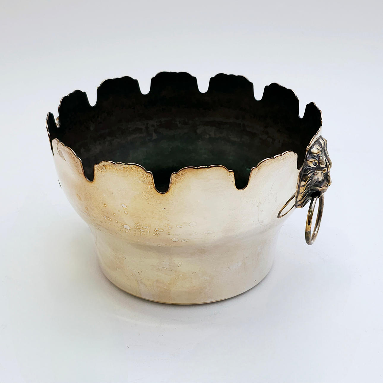 PLANTEKASSE I SØLV MESSING MED LØVEHOVEDER.