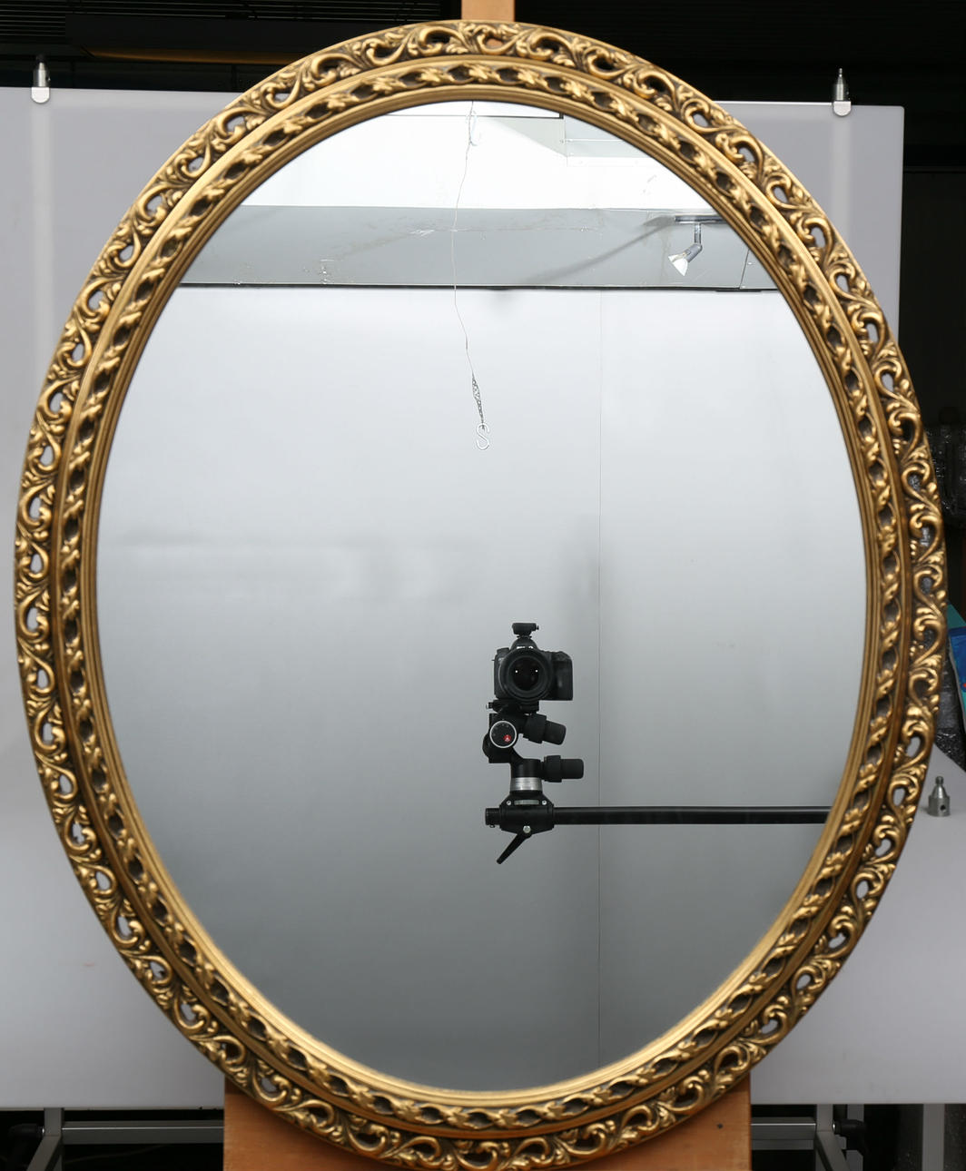 VÄGGSPEGEL, träram, förgylld, oval, 1900-talets andra hälft.