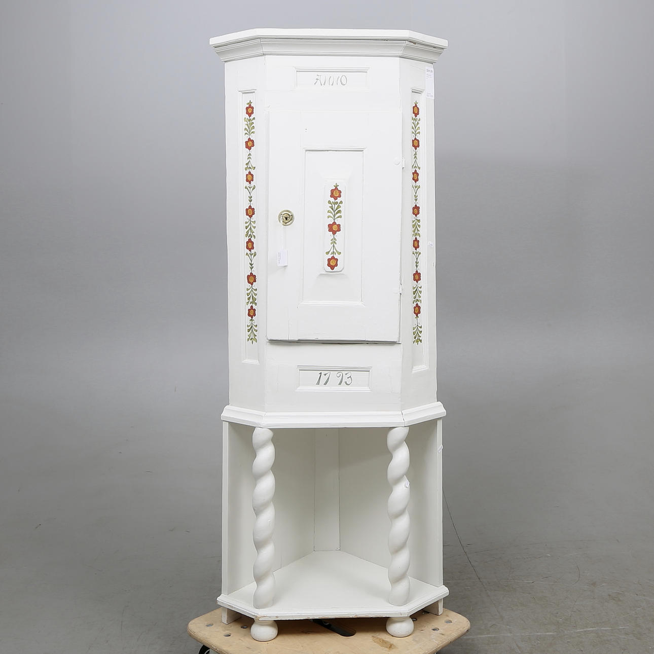 HÖRNSKÅP, barock, 1700-tal.