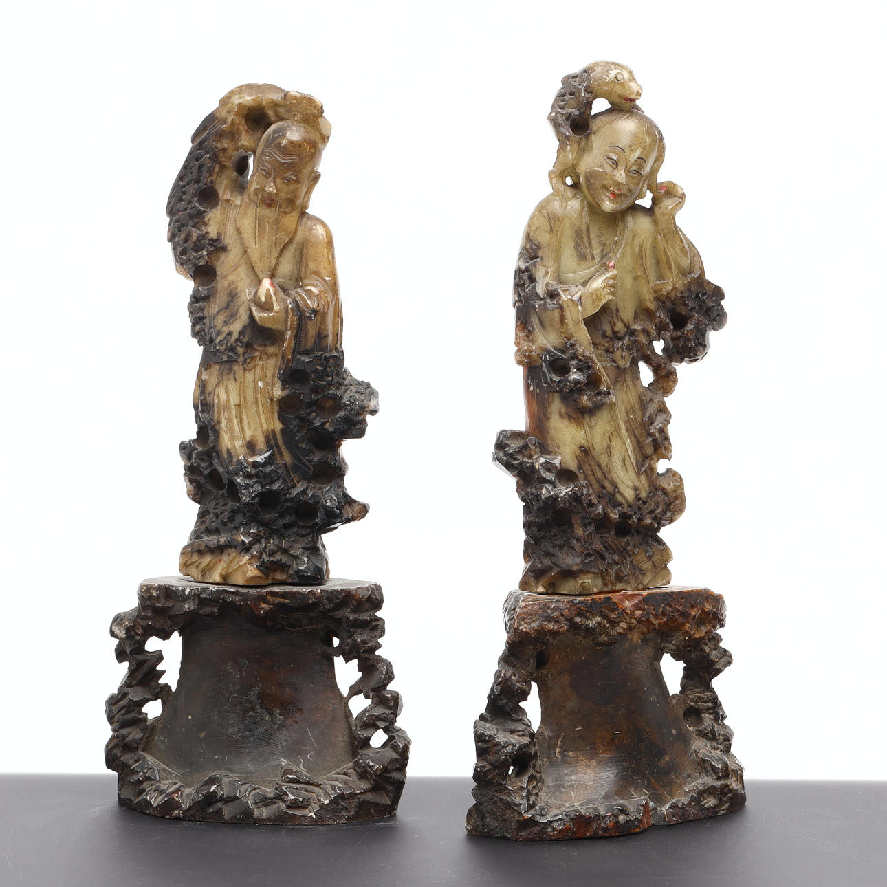 ZWEI SPECKSTEINSKULPTUREN.