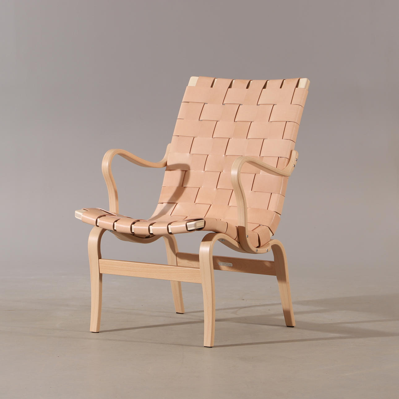 BRUNO MATHSSON. Lænestol, „Eva“, bog med flettet læder.