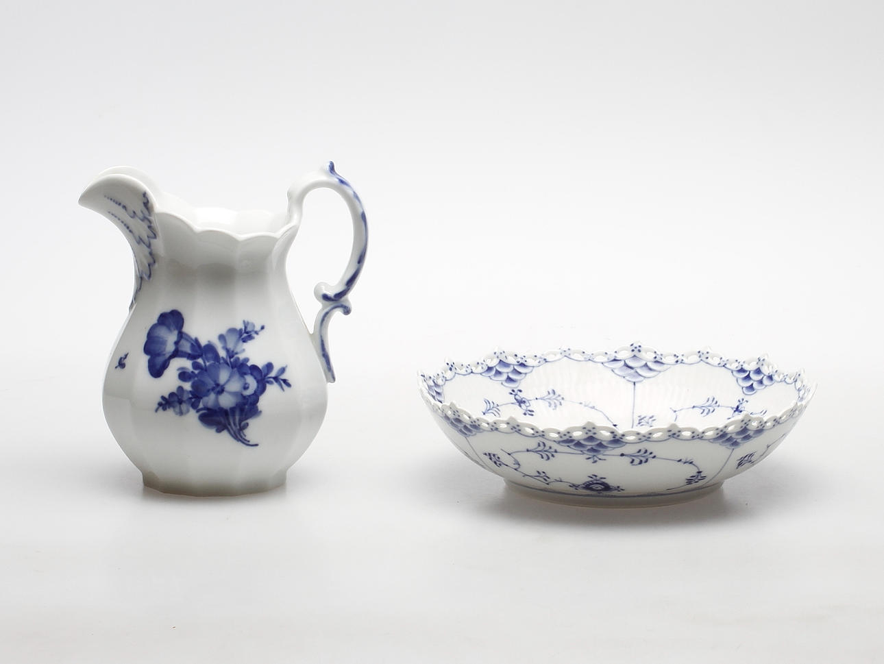 PORSLINSFÖREMÅL, 2 st, "Blå Blomst" och "Musselmalet", Royal Copenhagen.