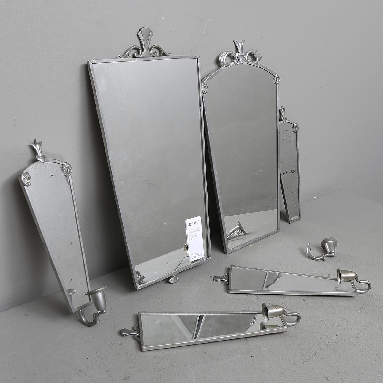 SPEGLAR med LJUSLAMPETTER, 2 st. tenn, 1900-talets första hälft.