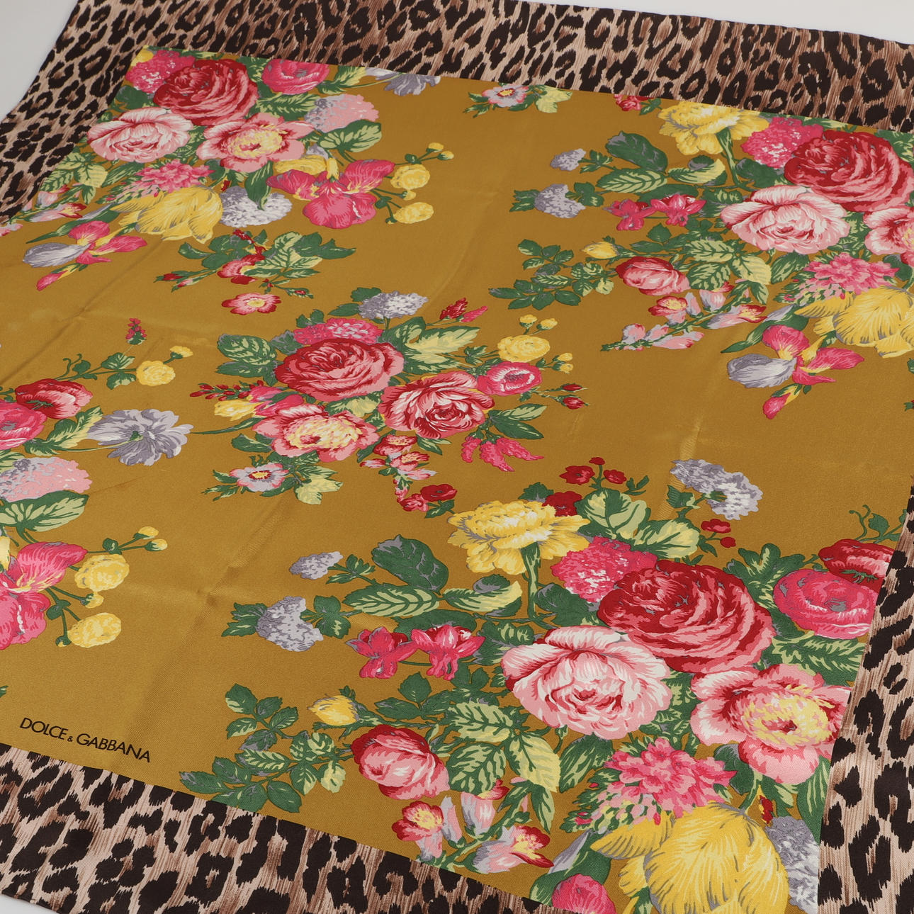 DOLCE & GABBANA. Scarf, silke, blom-/leopard-mönstrad.