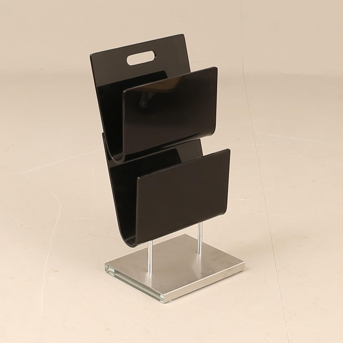 TIDNINGSSTÄLL, plast och metall.