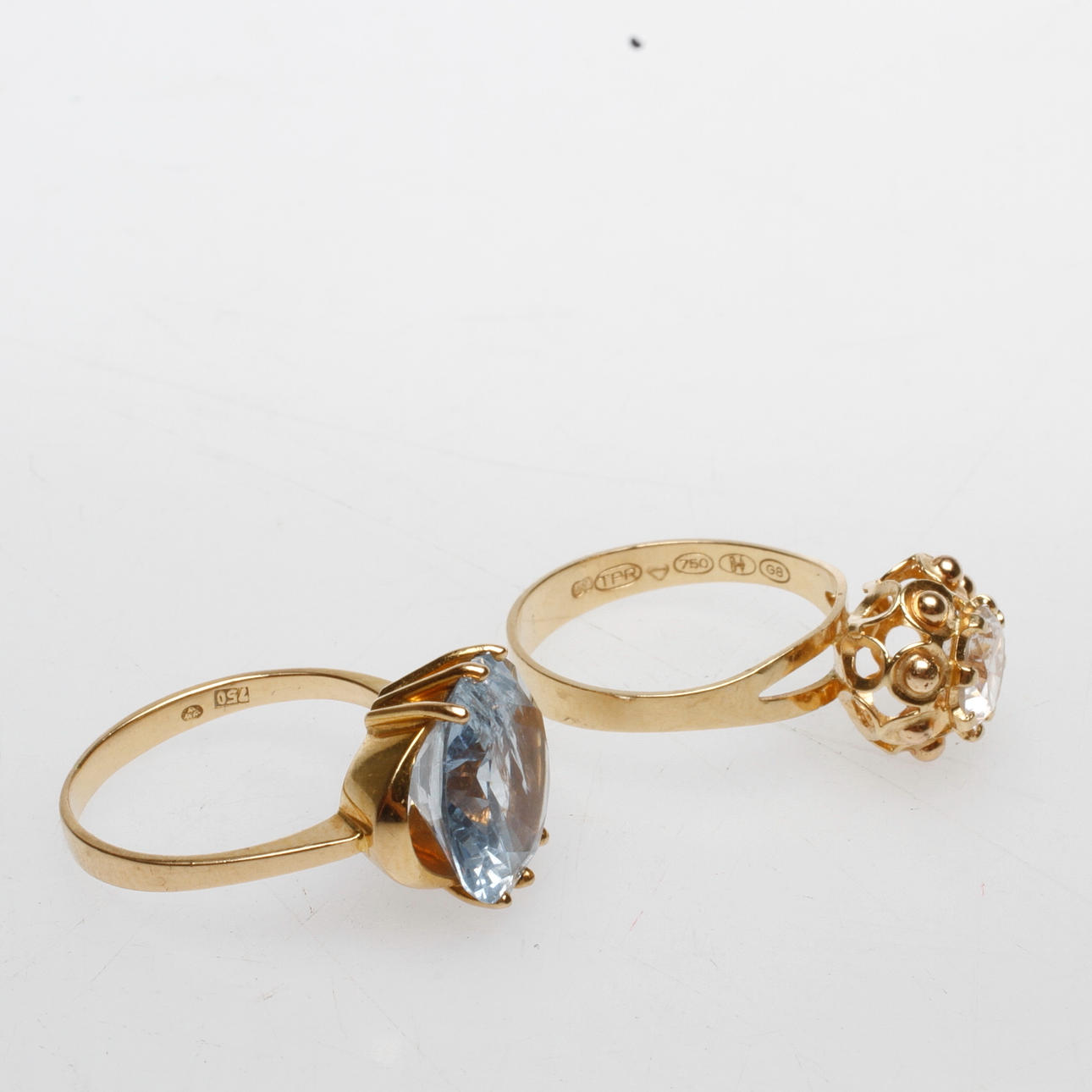 RINGAR, 2 st, med stenar, 18k guld, total vikt ca 7,9 gr.