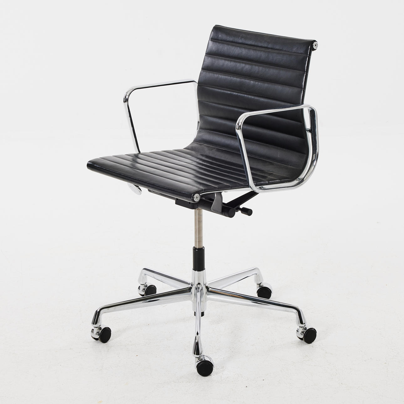 CHARLES & RAY EAMES, "EA 117", kontorsstol.