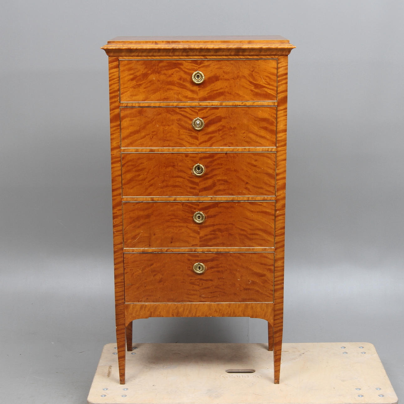 BYRÅ, gustaviansk stil, 1900-talets första hälft.