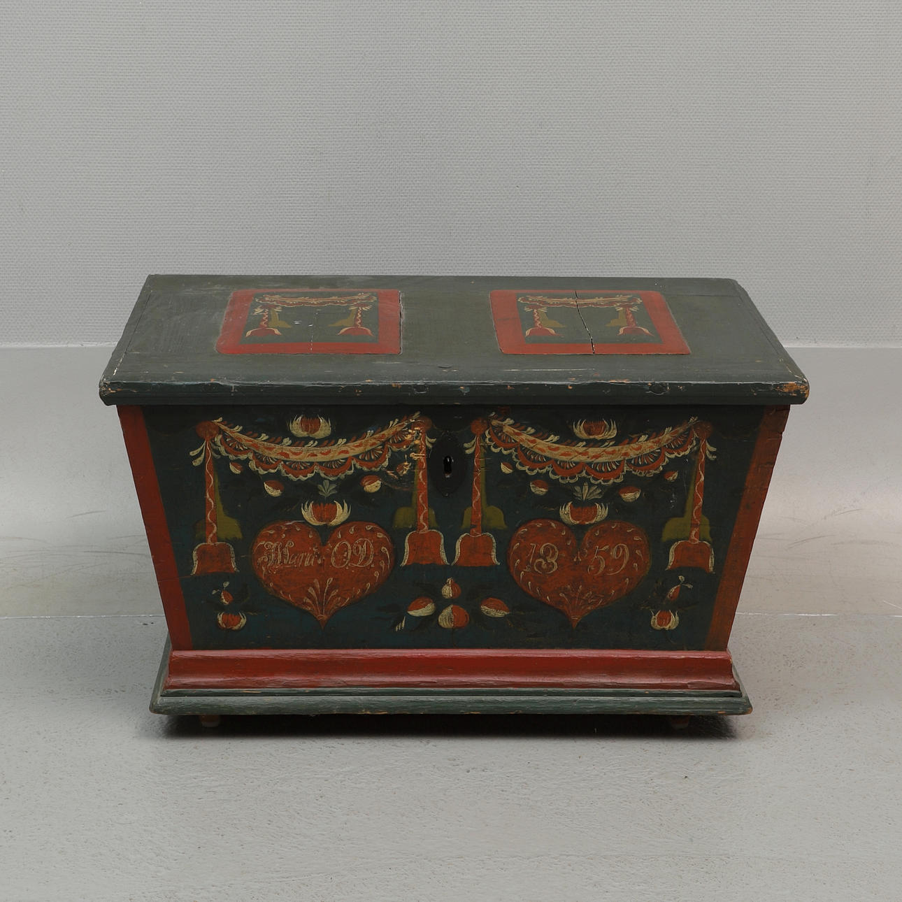 BRUDKISTA, bemålat trä, daterad 1859.