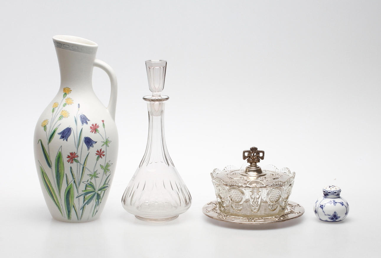 VAS, KARAFF, SALTKAR samt SKÅL med lock, 1900-tal.