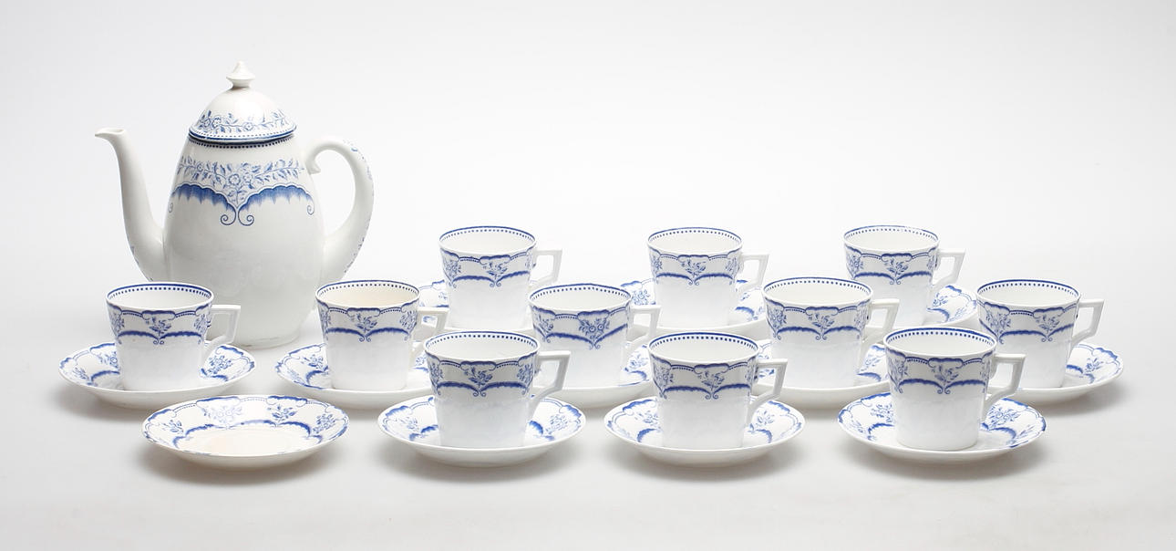 KAFFESERVIS, 11 koppar med fat, kaffekanna "Rococo", Gustavsberg, 1900-tal.