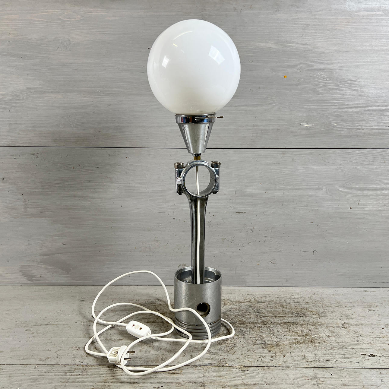 LÁMPARA DE MESA, montada sobre biela con pistón.