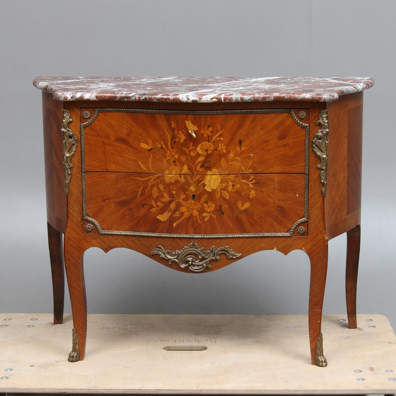 BYRÅ med stenskiva, rokokostil, 1900-tal.