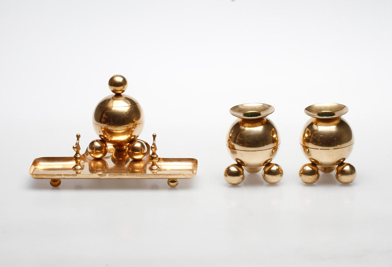 LJUSSTAKAR samt SKRIVSTÄLL, mässing, Gusum.