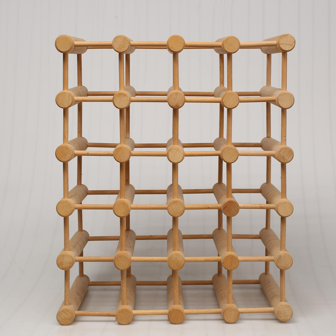 VIINITELINE, puu, jossa tilaa 24 pullolle.