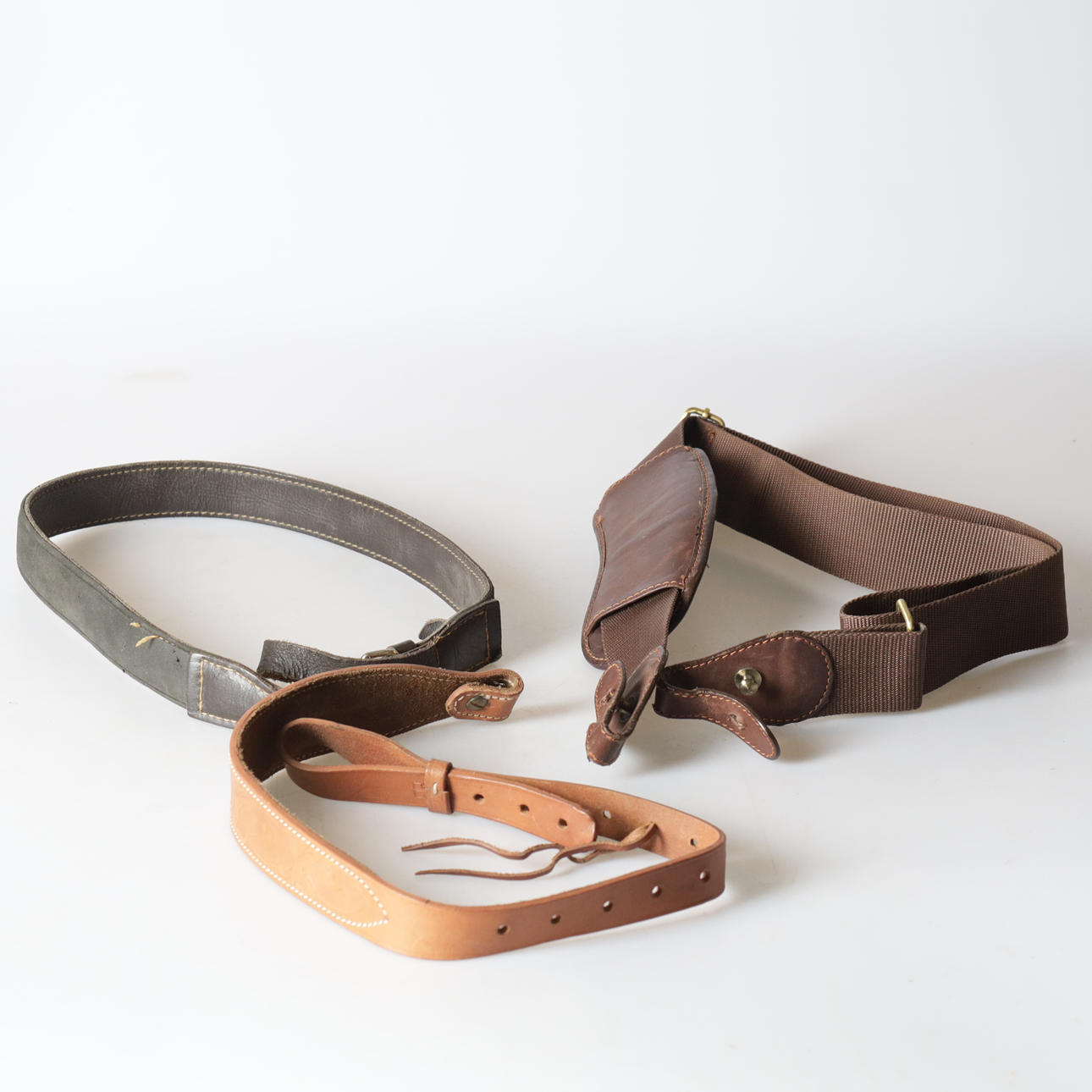 VAPENREMMAR, 3 st, läder & nylon, samtida.