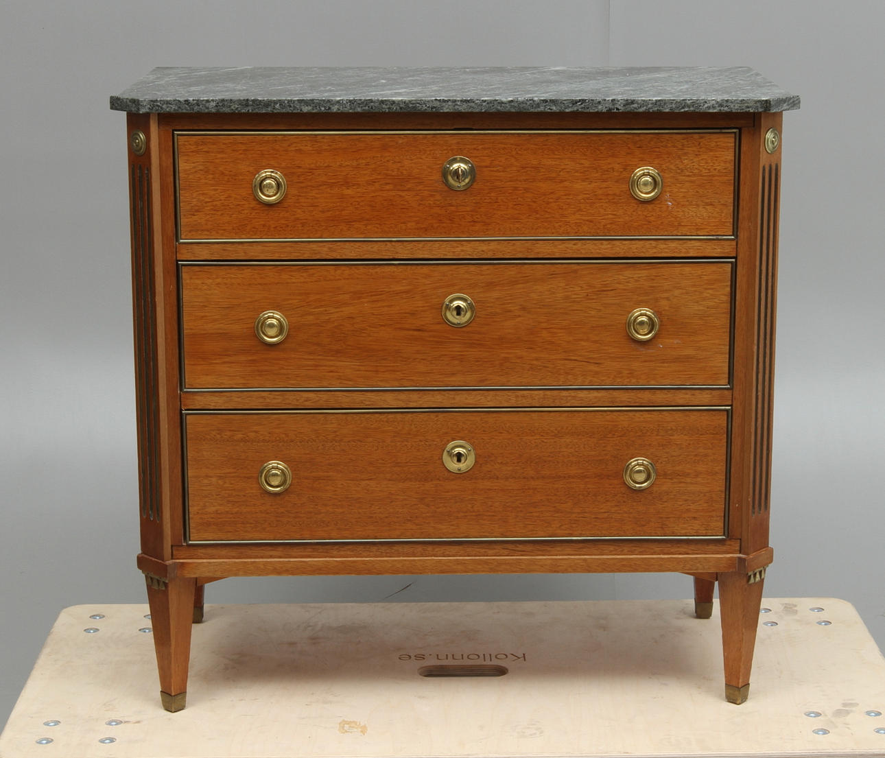 BYRÅ, med stenskiva, gustaviansk stil, 1900-tal, mahognyfaner.