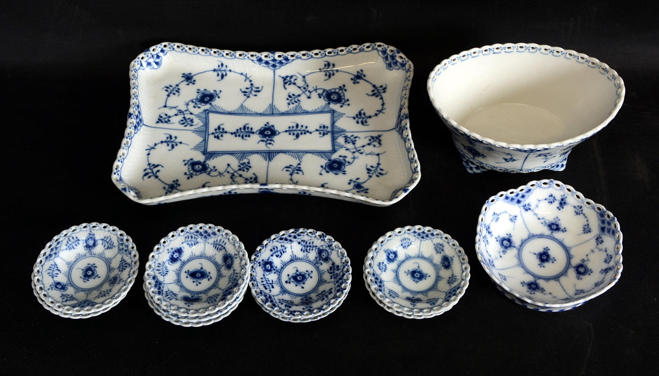 SERVISDELAR, 12 stycken, porslin, "Musselmalet", Royal Copenhagen, halvblond.