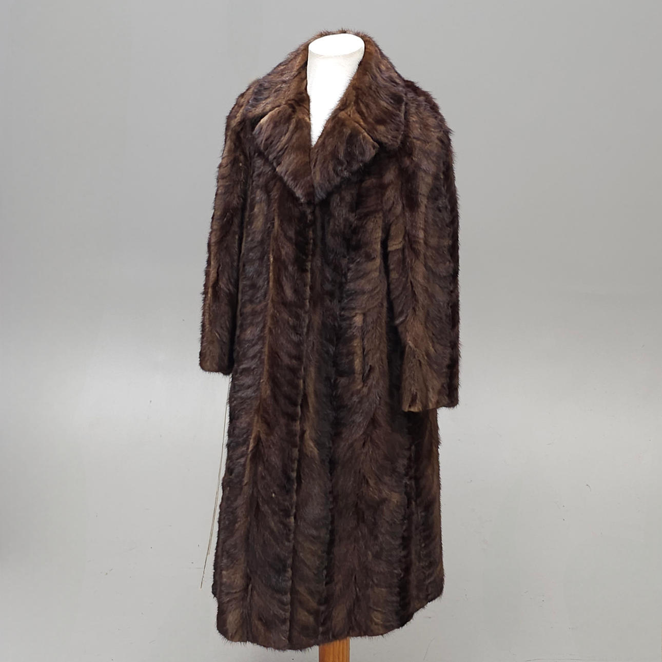 ABRIGO DE VISÓN MARRÓN PELETERÍA LA SIBERIA.