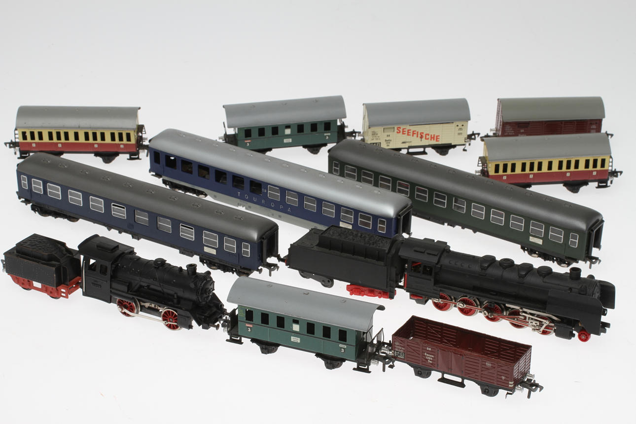 MODELLTÅG PIKO och FLEISCHMANN, 2 ånglok och 10 vagnar.