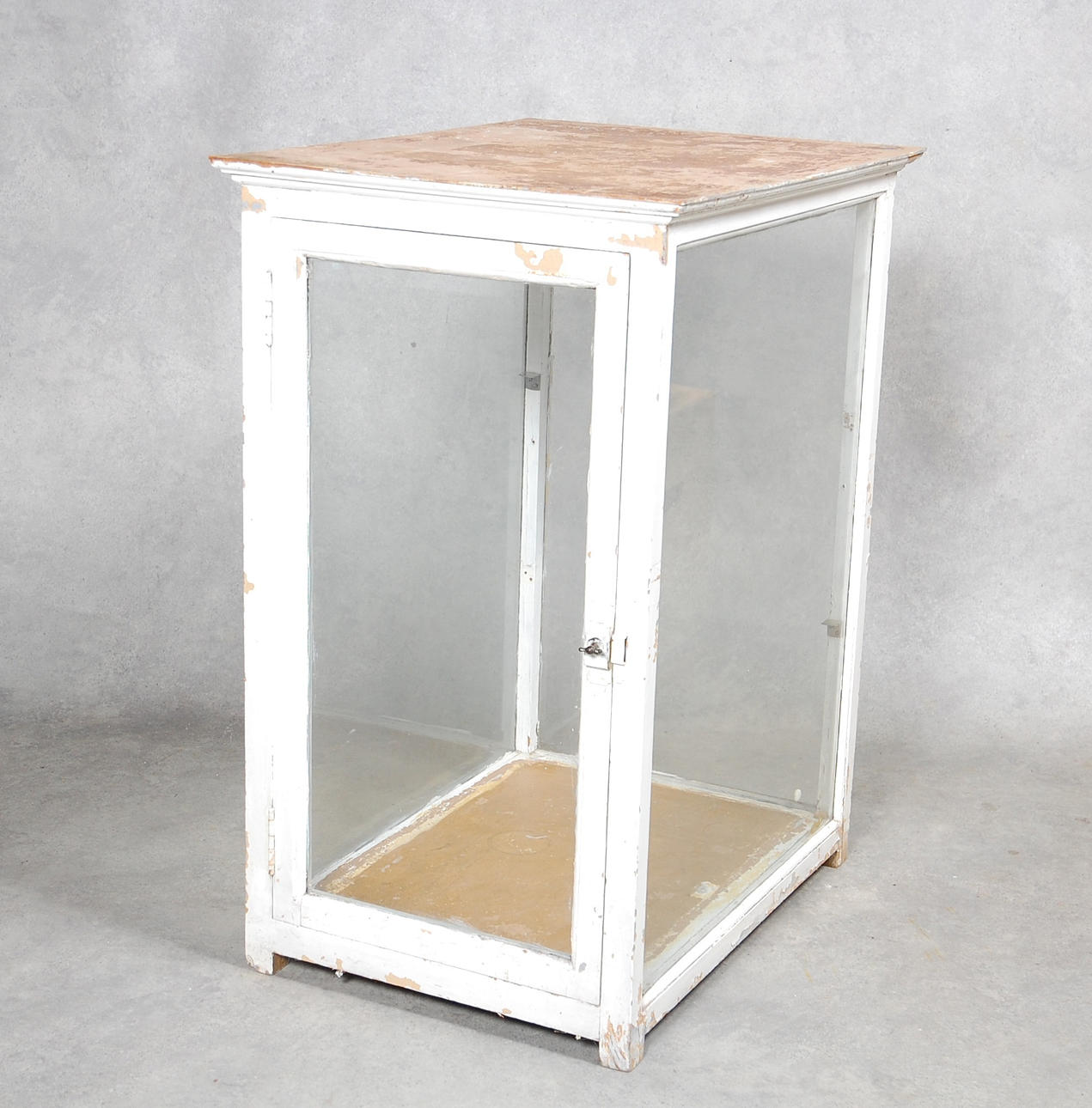 VITRINSKÅP, 1900-talets början.