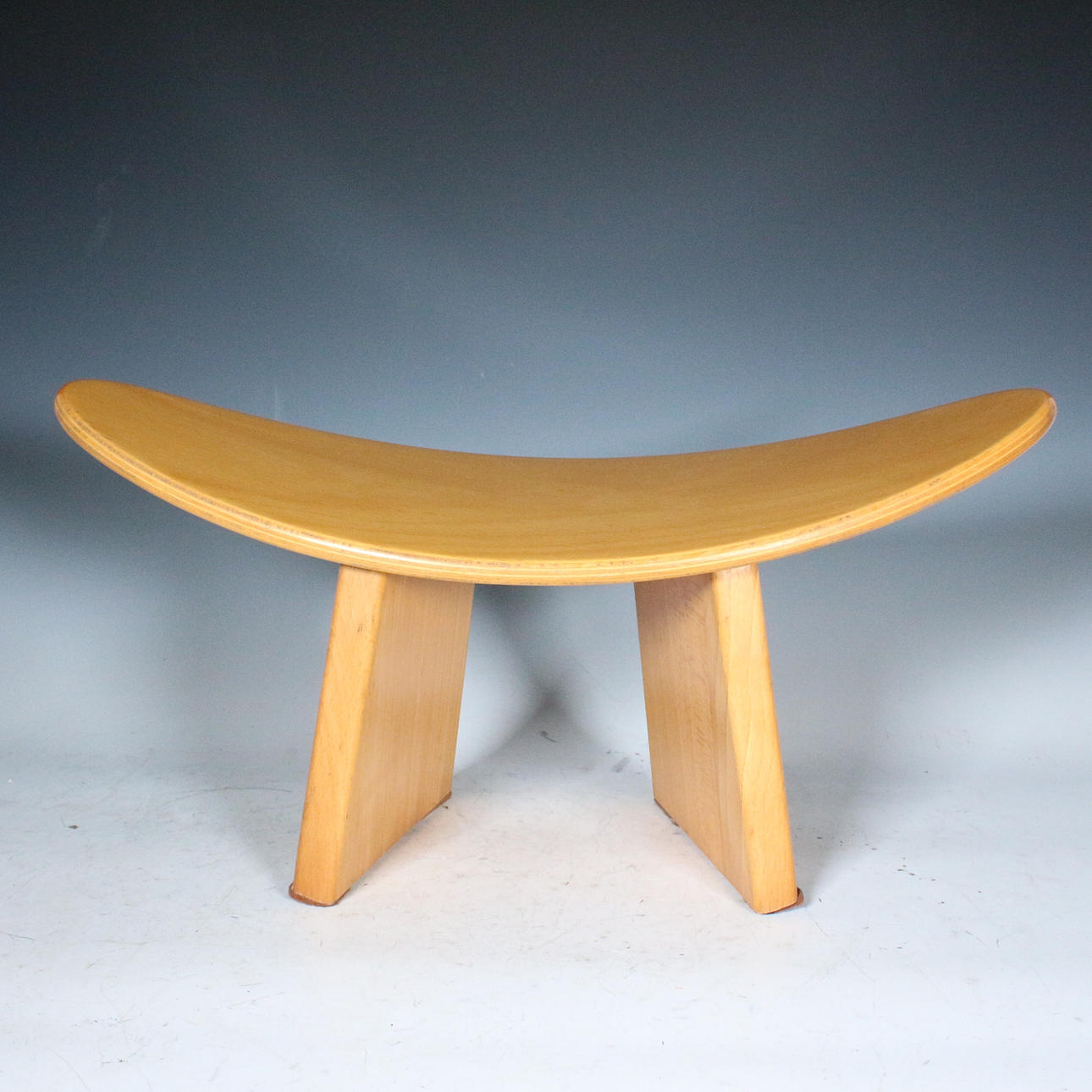 ALAIN GAUBERT. Meditationspall i trä, ”Shoggi”.