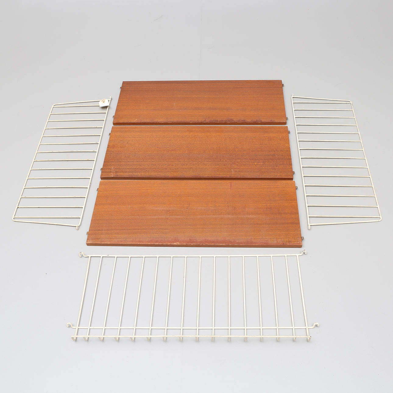 STRINGHYLLA, 3 plan och tidskrifthylla, 1900-talets mitt.