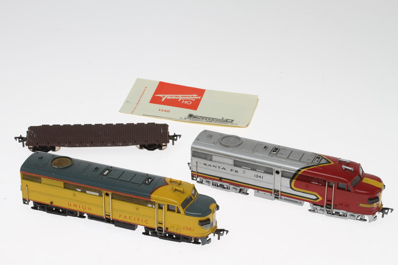 MODELLTÅG FLEISCHMANN 2 U.S. dieslar 1341 UP och SANTA FE samt en vagn.