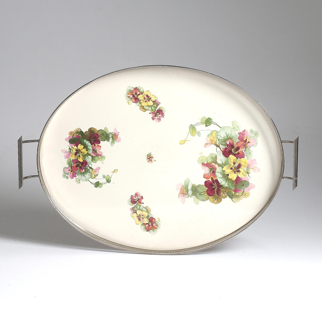 GALLERBRICKA, vitmetall och porslin, sekelskiftet 1800/1900.