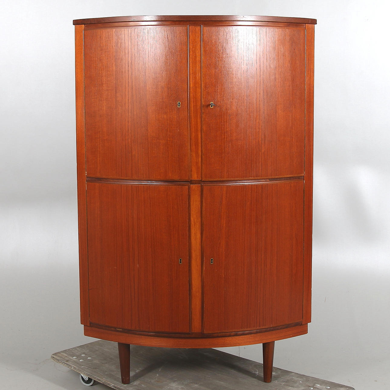 HJØRNESKAB, teaktræ. 1960'erne.