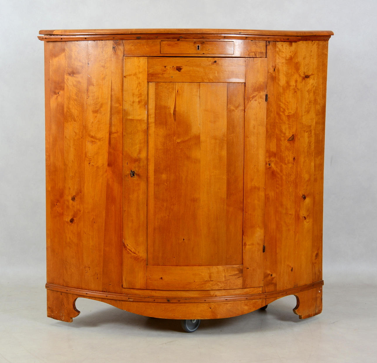 HÖRNSKÅP, furu, 1800-talets andra hälft.