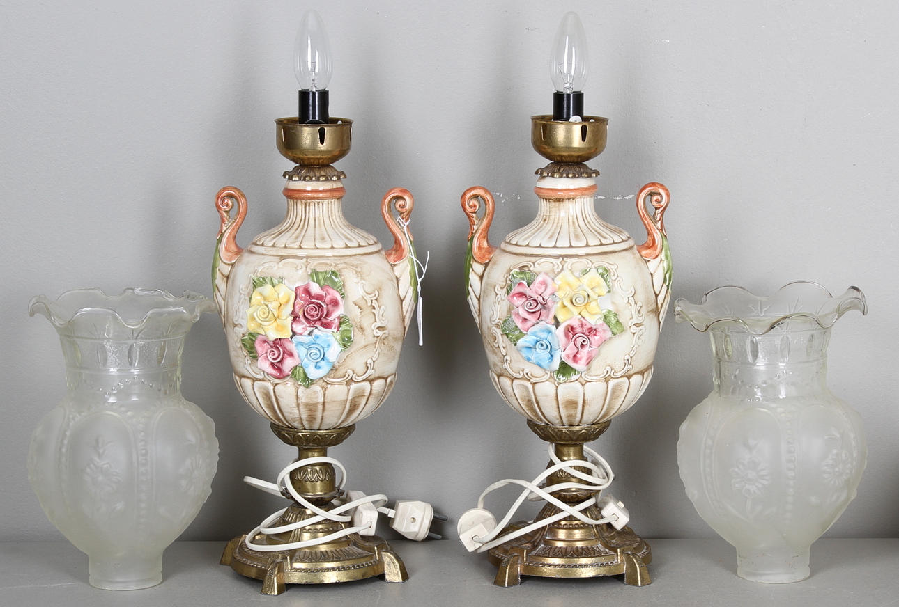 BORDSLAMPOR, ett par, keramik och gulmetall.