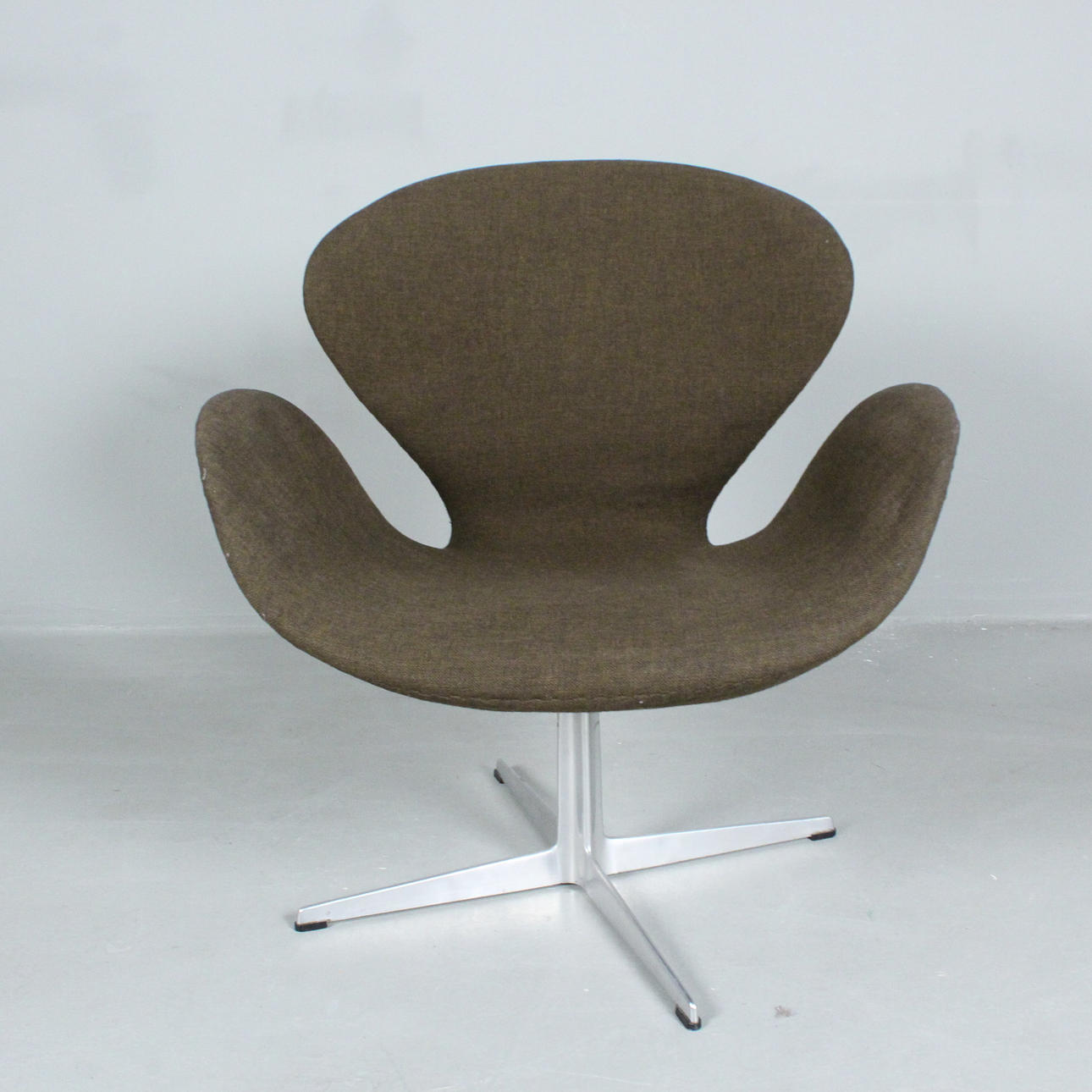 ARNE JACOBSEN. til Fritz Hansen, model „Svanestol“, Danmark.