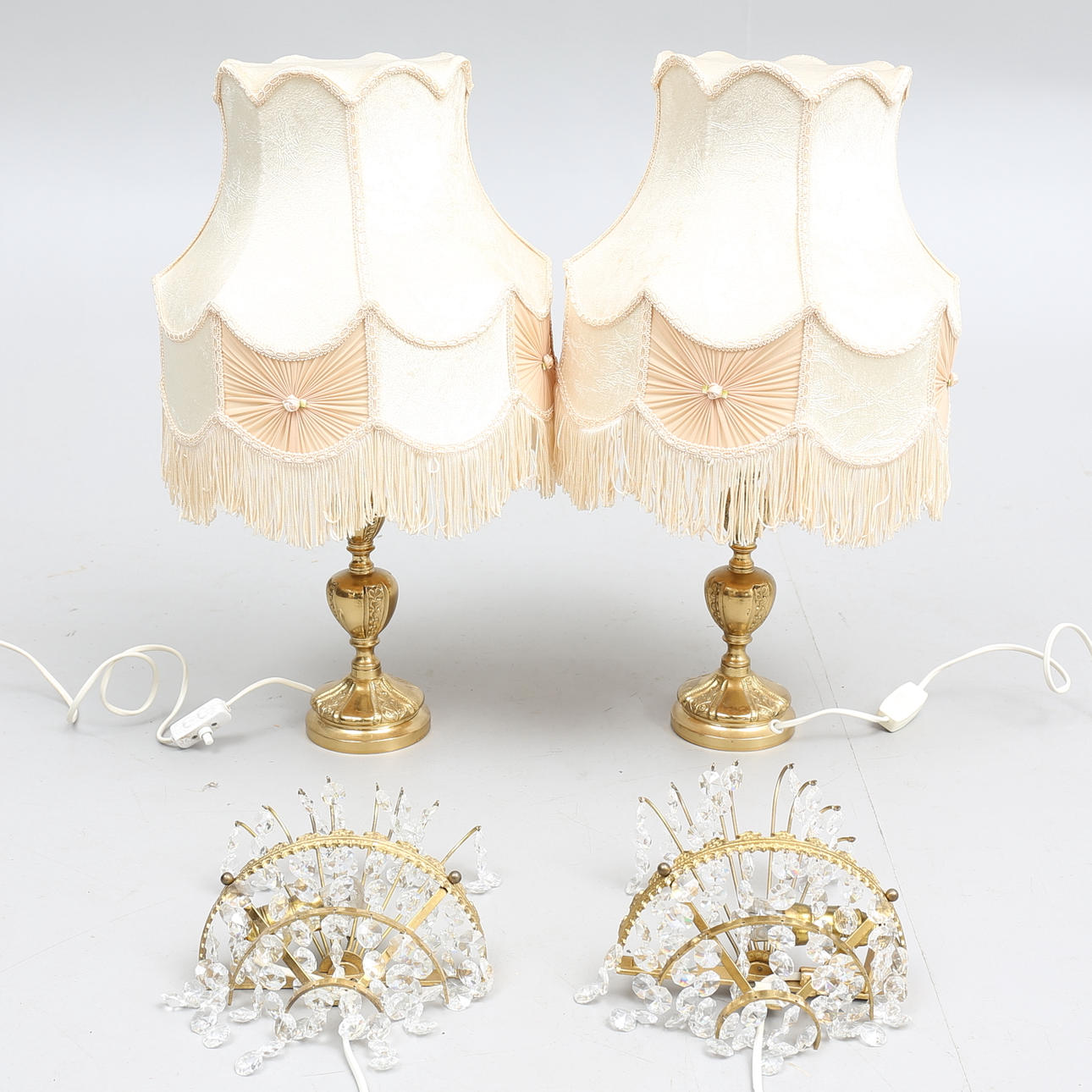 BORDSLAMPOR samt LAMPETTER, 2 par, gulmetall, 1900-tal.