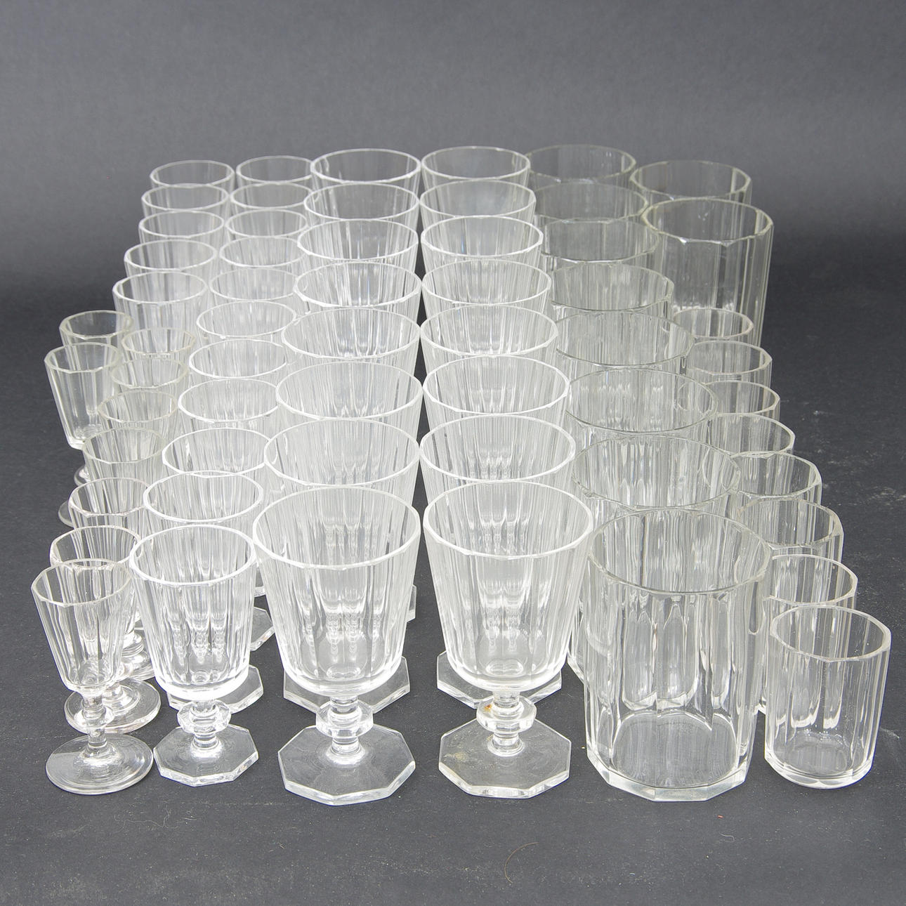 GLASSERVIS, 59 delar, "Karlberg", Elis Bergh, Kosta, 1900-tal.