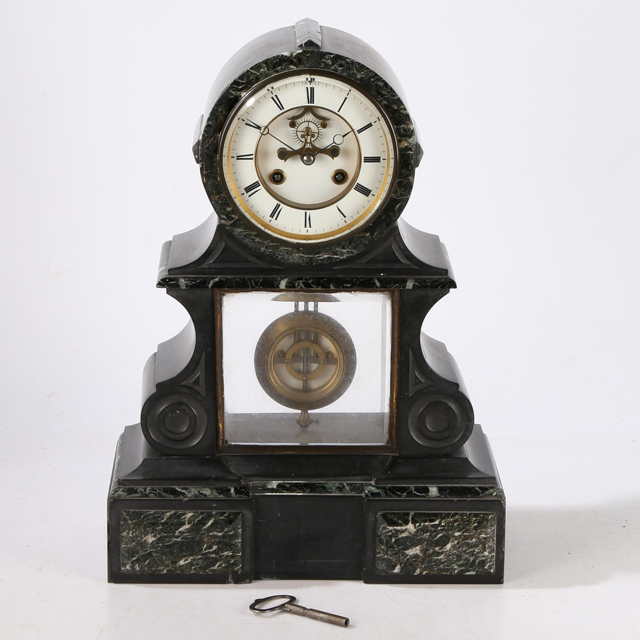 ET VICTORIANSK SORT SKIFER OG MARMORKAPPE UR.