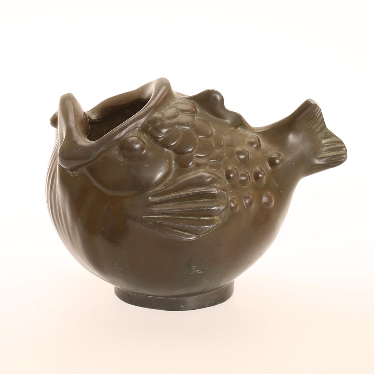 JUST ANDERSEN. Jarrón en forma de pez, metal, Dinamarca.