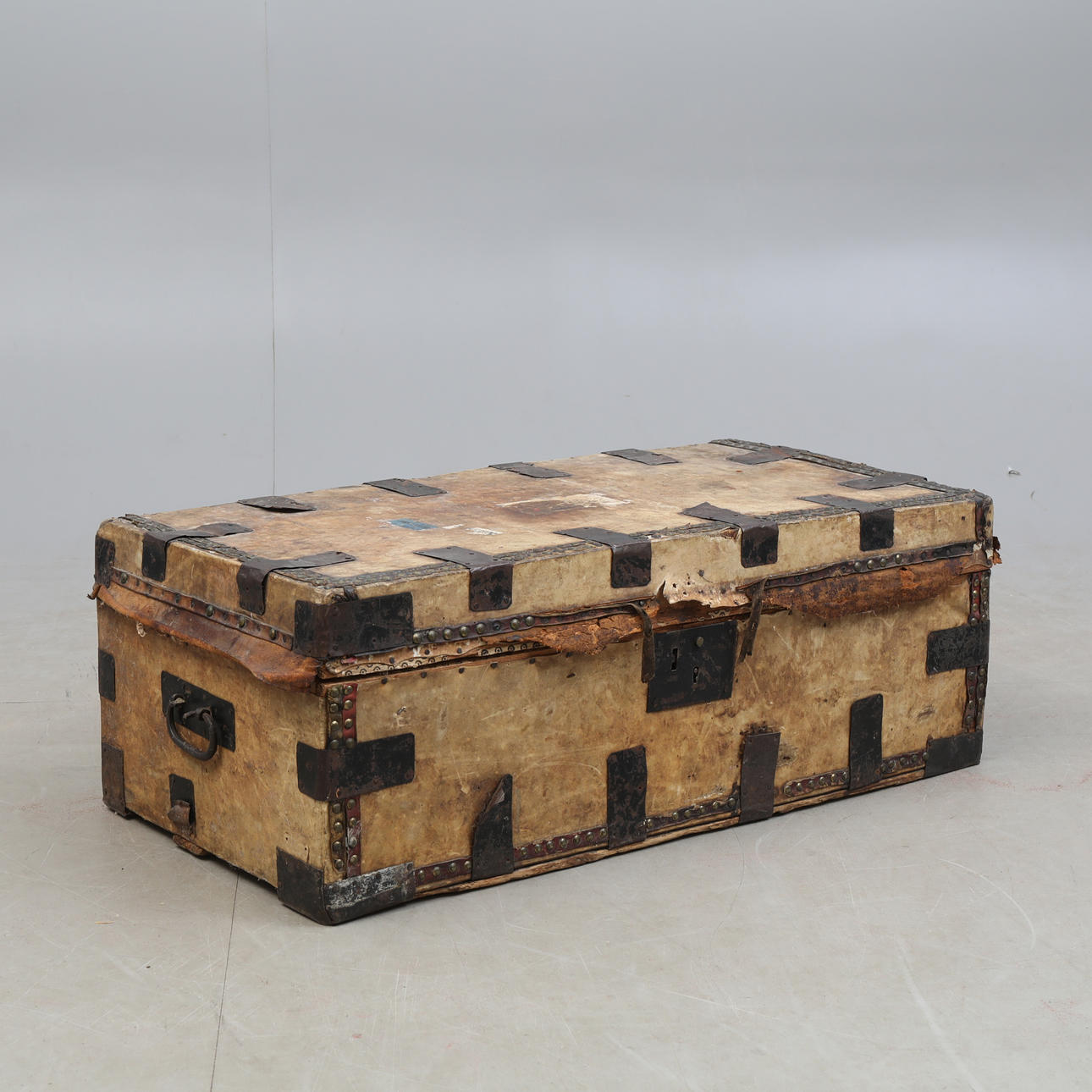 SUITCASE/CHEST, leather upholstered, rivets.