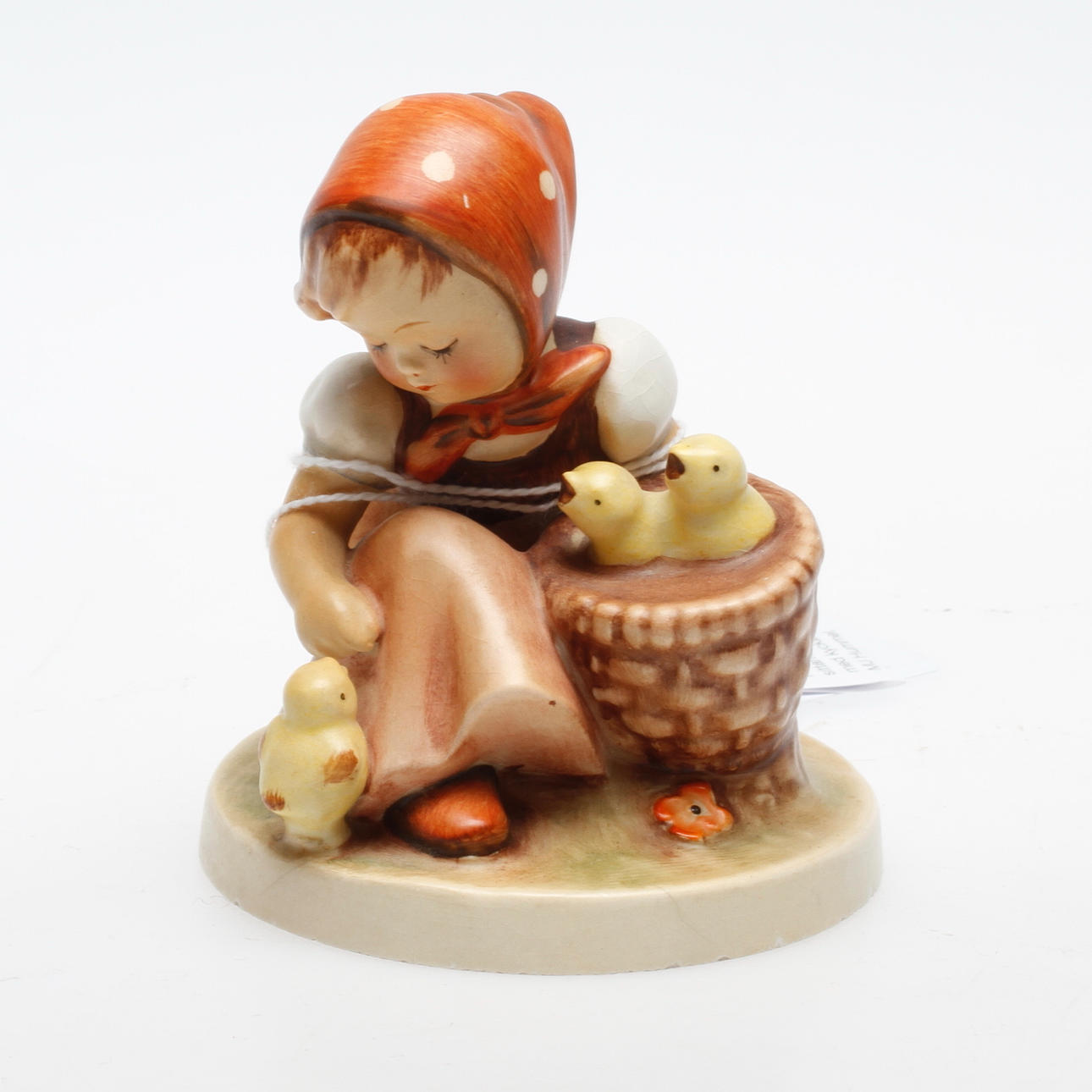 FIGURIN, sittamde flicka med kycklingar, MJ Hummel, Goebel, Tyskland.