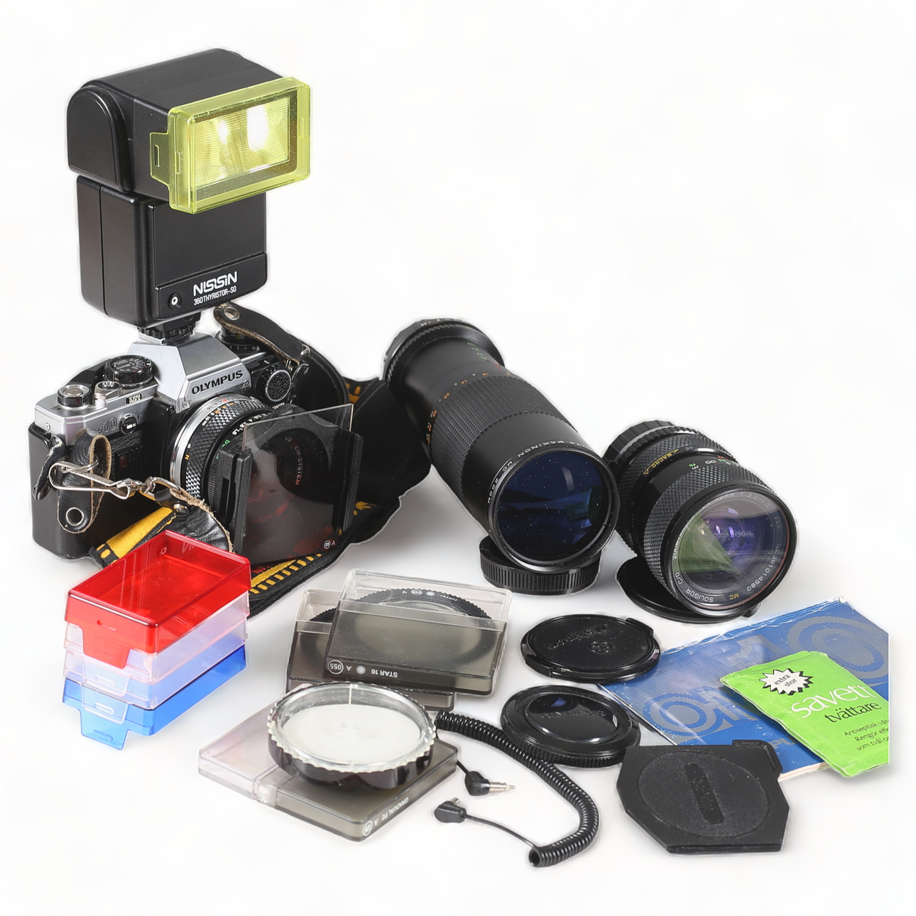 KAMERA, Olympus OM10, mit Objektiv und Kameratasche.