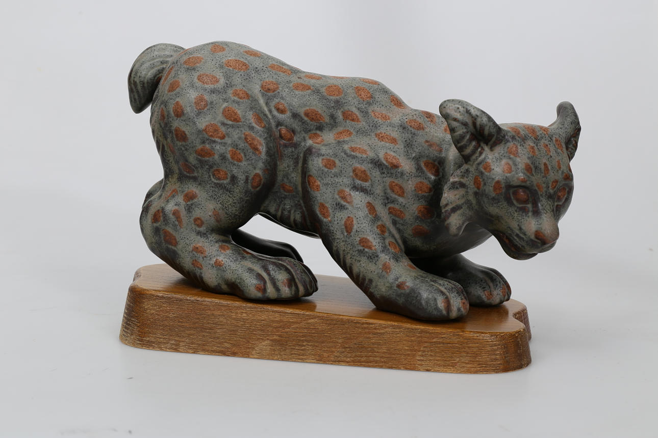 GUNNAR NYLUND. Figurin, stengods, "Lodjur", Rörstrand, signerad G N.