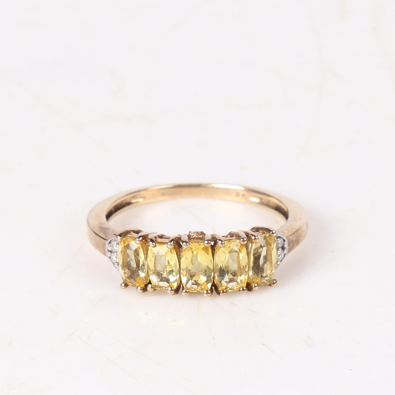 EN 9 KARAT GULD, GUL KVARTS OG DIAMANT RING.