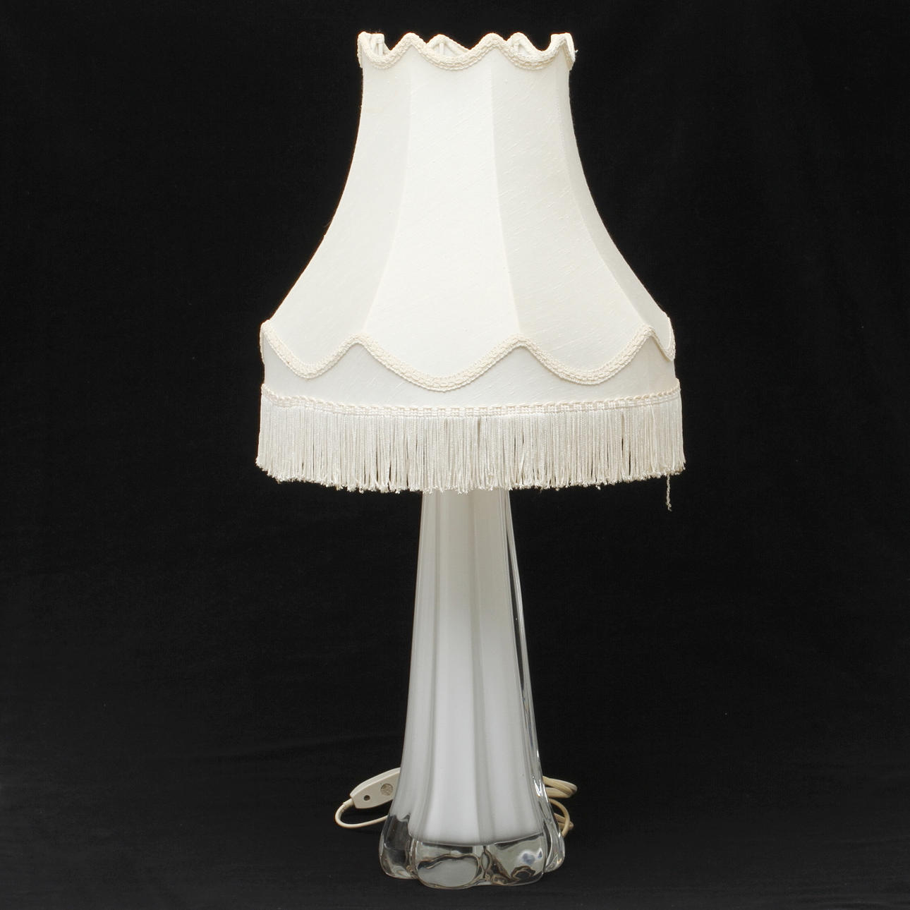 BORDSLAMPA, med glasfot, Flygfors, 1900-talets andra hälft.