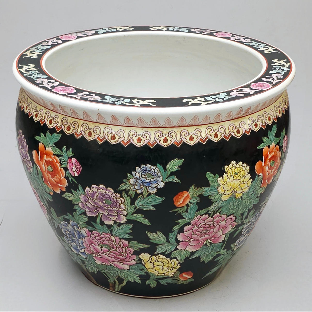 STOR ORIENTALISK KRUKA I GLASERAD KERAMIK.