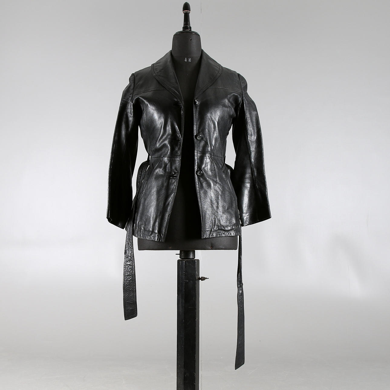 SKINNJACKA, dammodell, Skinnskräddarn, Härnösand. 1970-tal. Strl. 36.