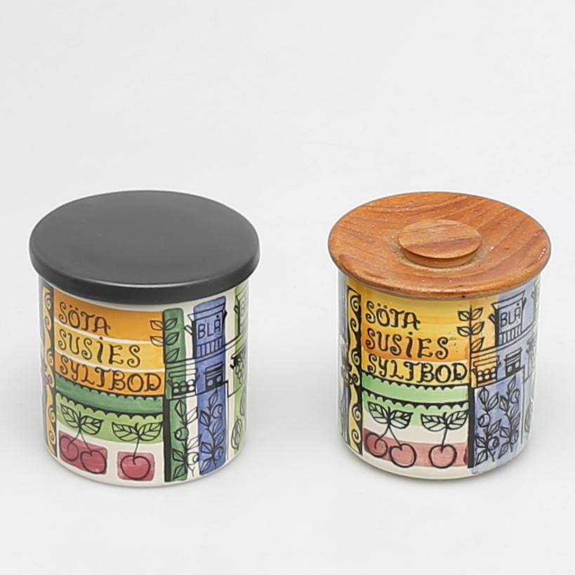 BURKAR i porslin, 2 st, "Söta Susies syltbod" ur serien "Vår lilla Stad", Anita Nylund Jie, Gantofta, 1950/1960-tal.