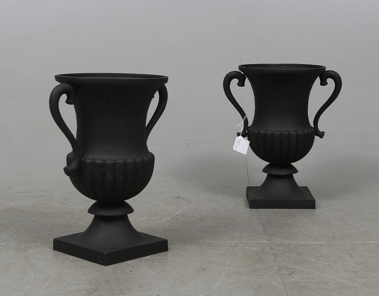 TRÄDGÅRDSURNOR, ett par, bemålad gjutjärn, 2000-tal.