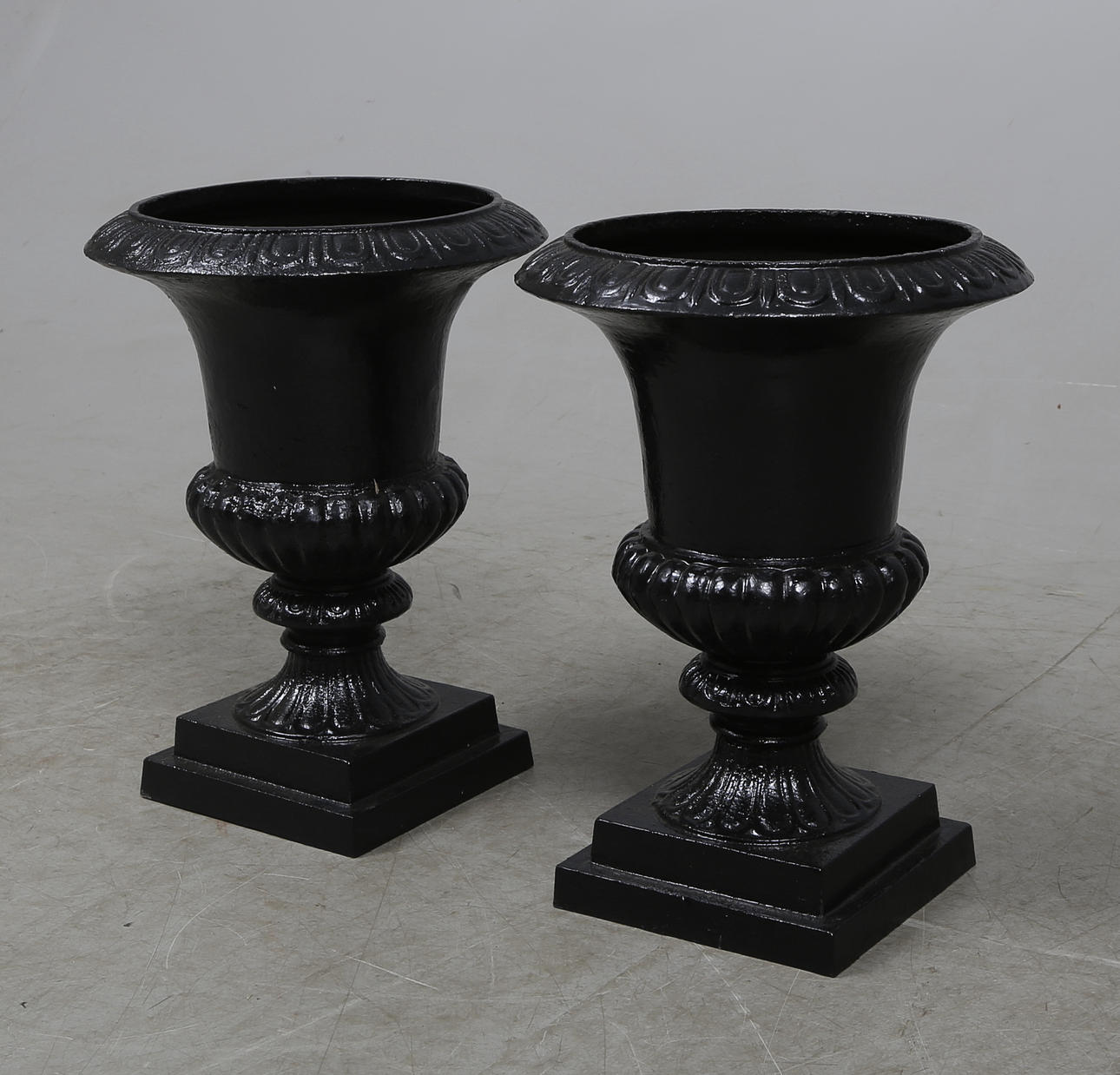 TRÄDGÅRDSURNOR, ett par, bemålad gjutjärn, 2000-tal.