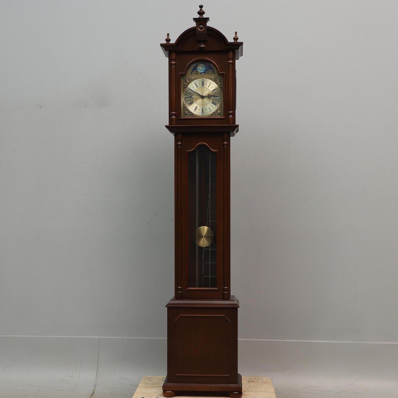 Eine Standuhr, spätere Hälfte des 20. Jahrhunderts.