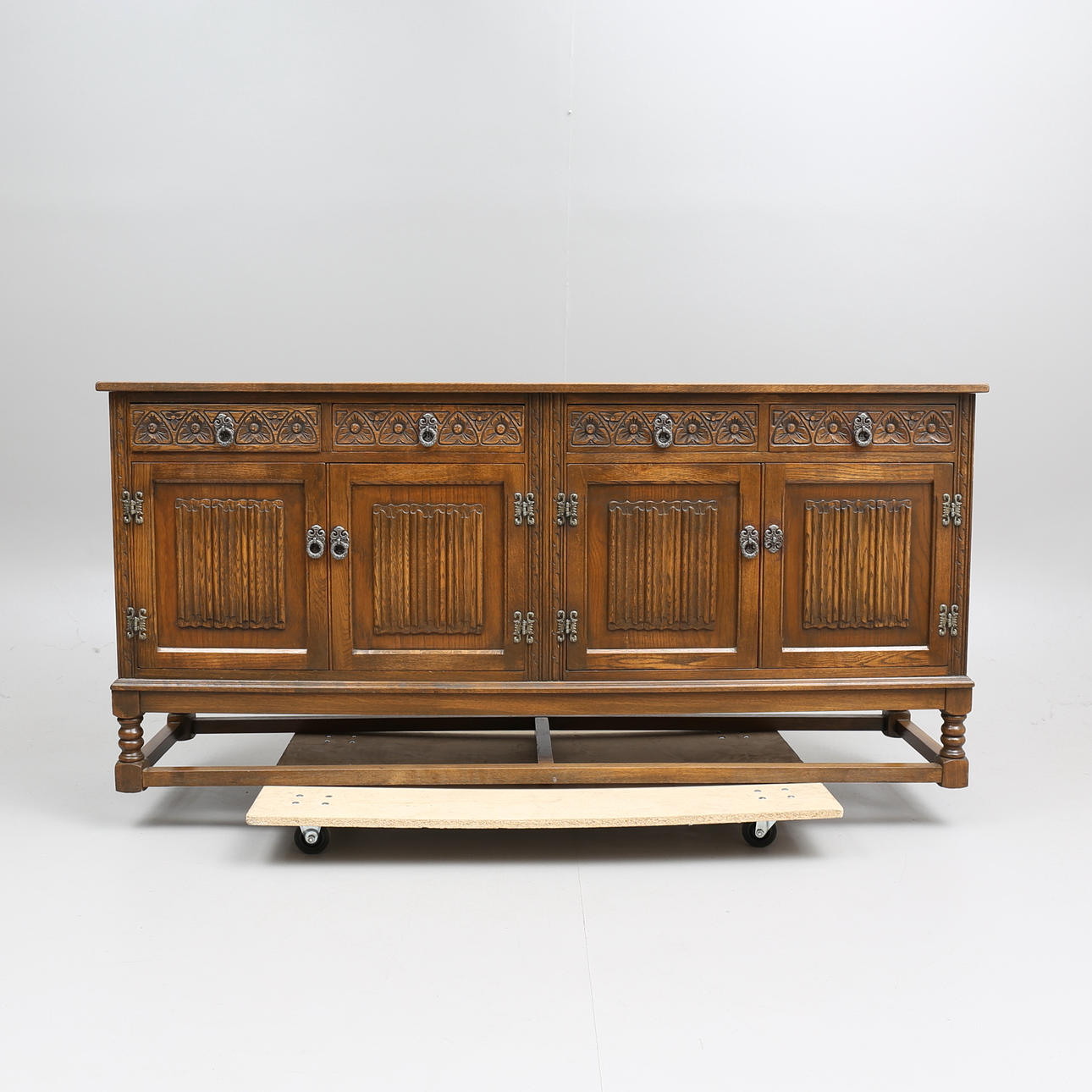 SKÄNK, ek, tudorstil, Old Charm Furnitures, 1900-talets andra hälft.